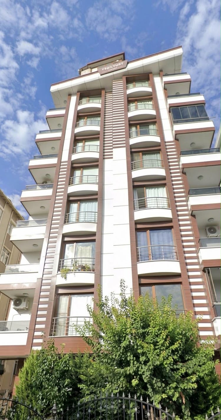 Balkonlu apartman cephesi.