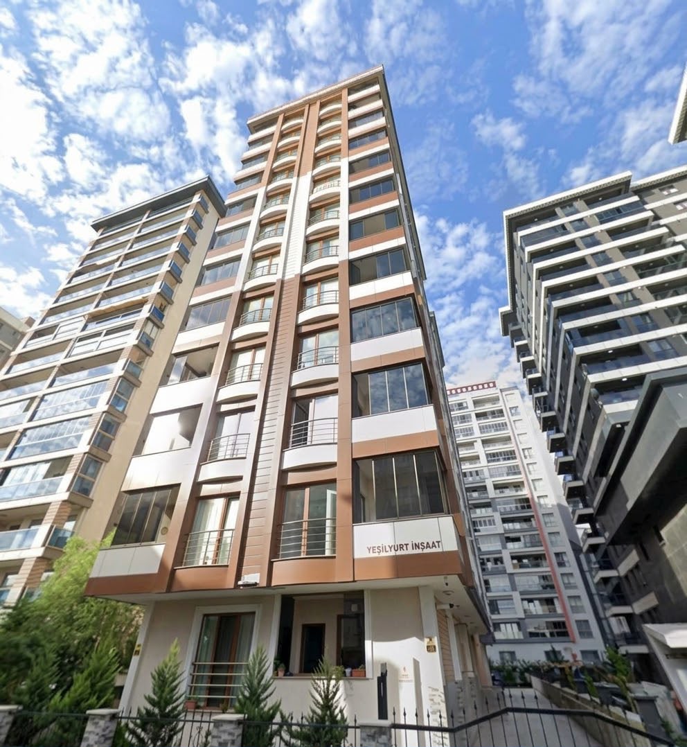 Şehir içindeki apartman yapısı.