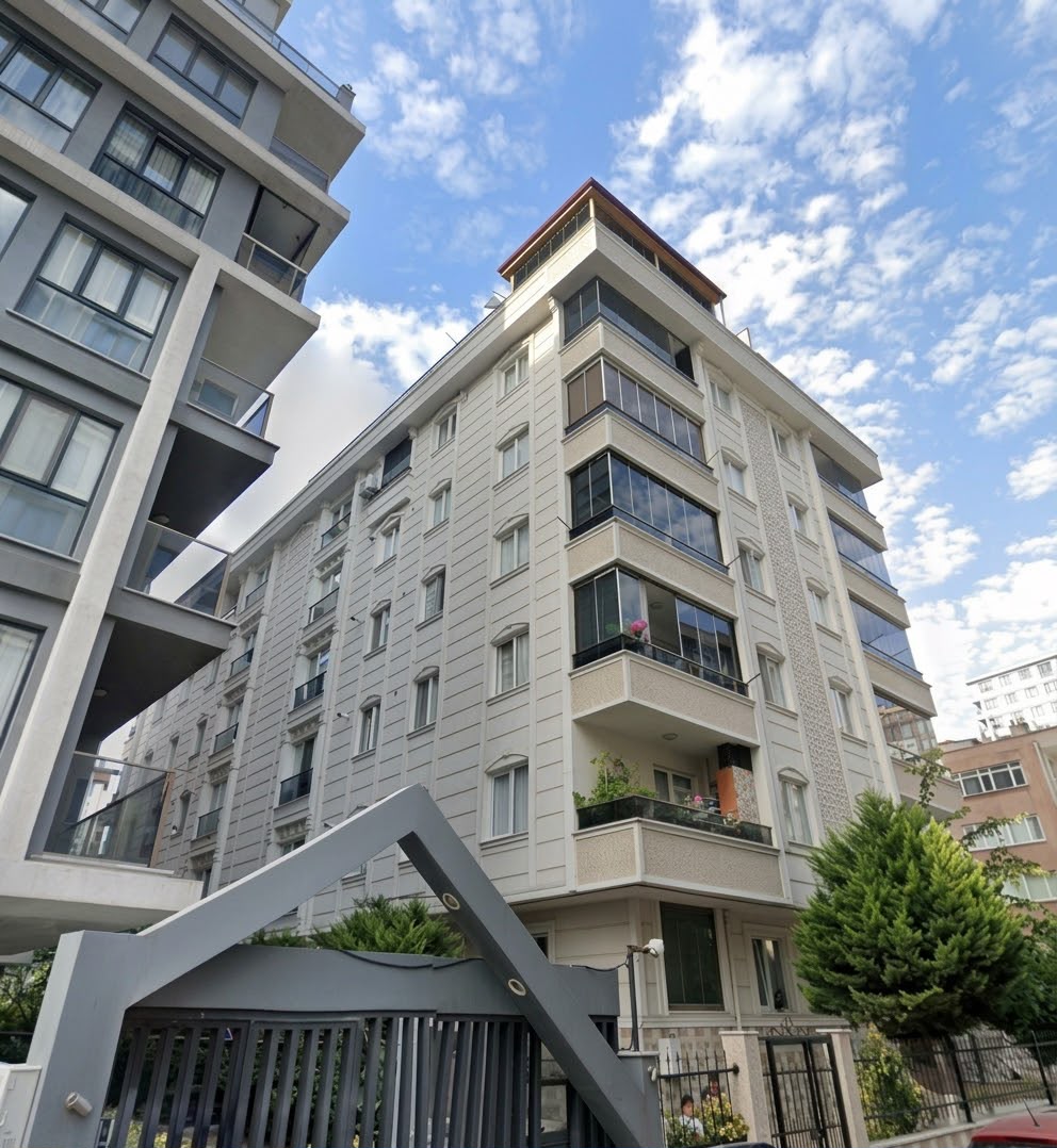 Açık renk cepheli çağdaş apartman binası.