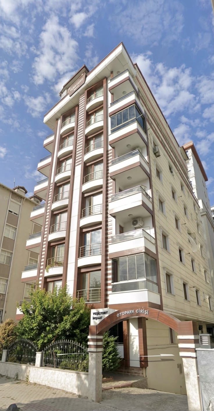 Apartman cephesi ve otopark girişi.